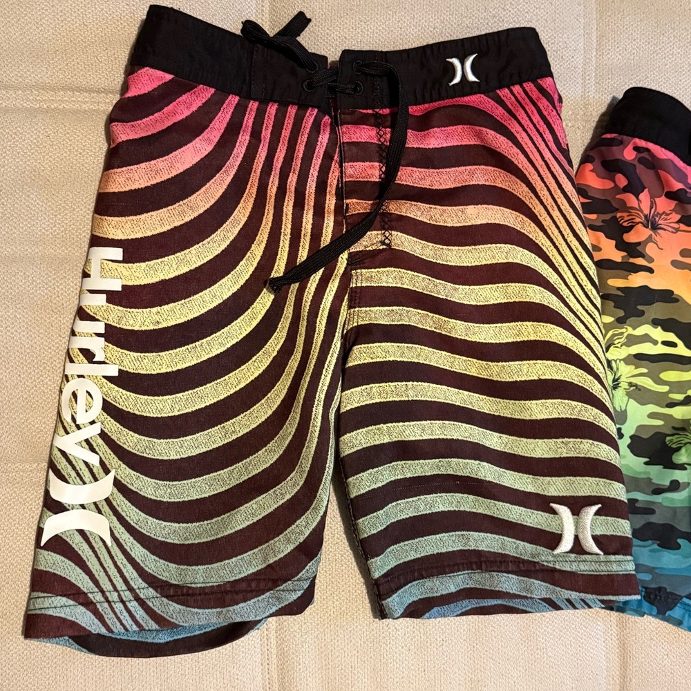 Hurley Multicolor Wave Pattern Shorts Size 8
